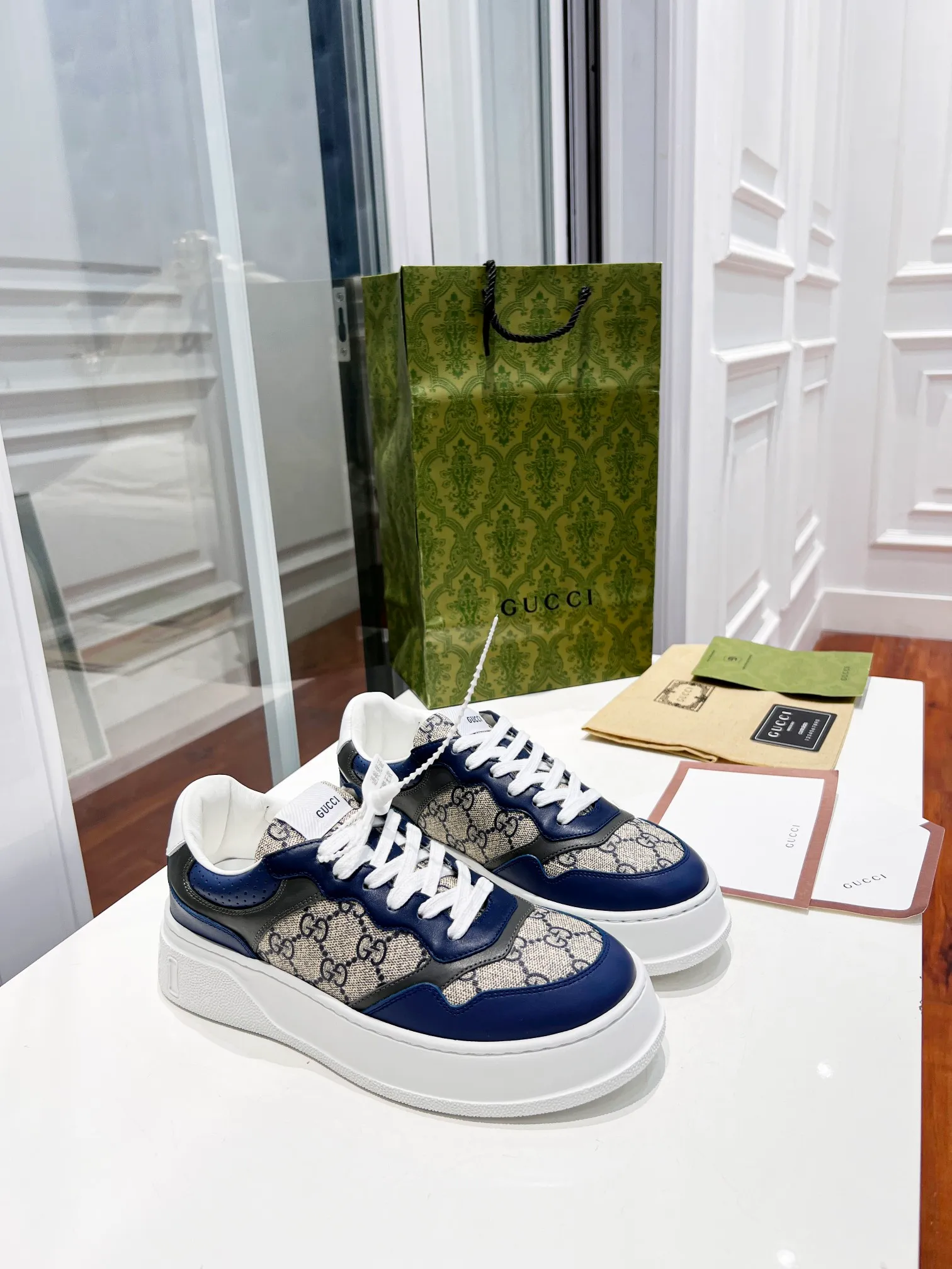 👟👟Ex-factory price 480👟👟 Brand new Chunky B series lightweight soft thick sole sports series! G family's white shoes for couples, GUUC* counter-synchronized shoes, ancient and exotic catwalk models! The style design is light, luxurious and retro...thick sole increases height...similar to an upgraded version of classic white shoes! Original customized cowhide fabric (classic old floral fabric, perforation, embossing process), cowhide lining, original foam lightweight outsole, GG Logo on the heel, 4cm thick sole, classic Gucci webbing... Women's 35-40/Men's 39-44 (full size) Women's 41, Men's 45 are custom-made and non-returnable
